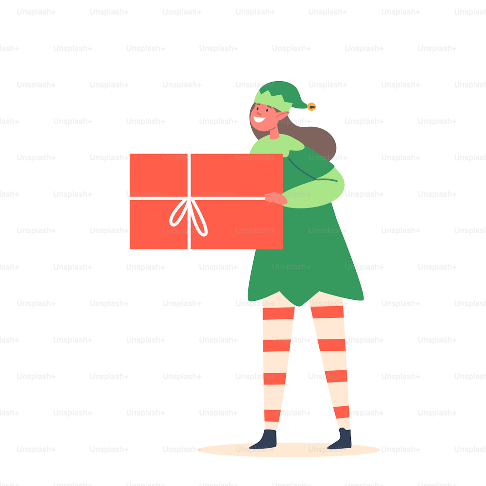 Nettes Elfenmädchen mit Geschenkbox trägt grünes Kleid und gestreifte Strümpfe. Isolierter verspielter Weihnachtsmann Helfer mit Geschenk für Kinder auf frohes neues Jahr und frohe Weihnachten. Cartoon-Vektor-Illustration