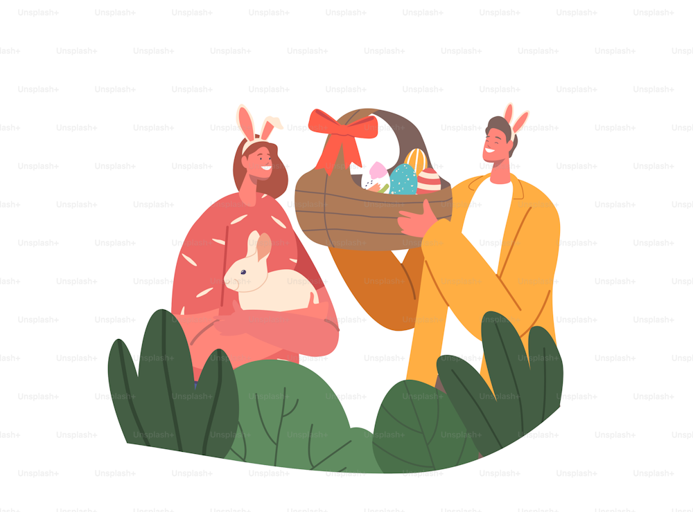 Personajes de parejas jóvenes celebran la Pascua. El hombre y la mujer usan orejas de conejo, canasta con coloridos huevos pintados y lindos conejitos en las manos para prepararse para las vacaciones. Ilustración vectorial de Cartoon People