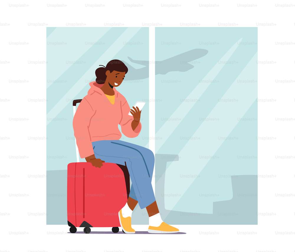 Personaje femenino joven sonriente sentado en el equipaje sosteniendo un teléfono inteligente en las manos esperando la salida en el área de la terminal del aeropuerto. Pasajera en vacaciones de verano, viaje aéreo. Ilustración vectorial de dibujos animados