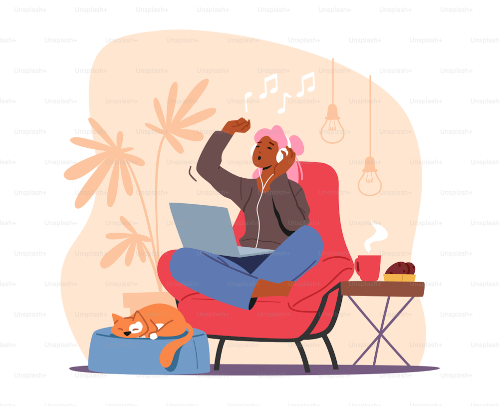 Personaje femenino joven en auriculares escucha música en la computadora portátil. Mujer feliz sentarse en el sillón moviendo el cuerpo al ritmo del sonido y cantar sola en casa, ocio feliz y tiempo libre. Ilustración vectorial de dibujos animados