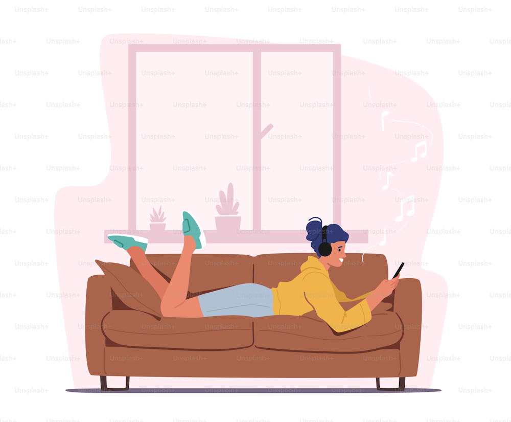 Jovem mulher deitada no sofá com smartphone nas mãos Ouça música em fones de ouvido, relaxe em casa. Personagem feminina usando fones de ouvido desfrutando de composição sonora, relaxante. Ilustração vetorial dos desenhos animados