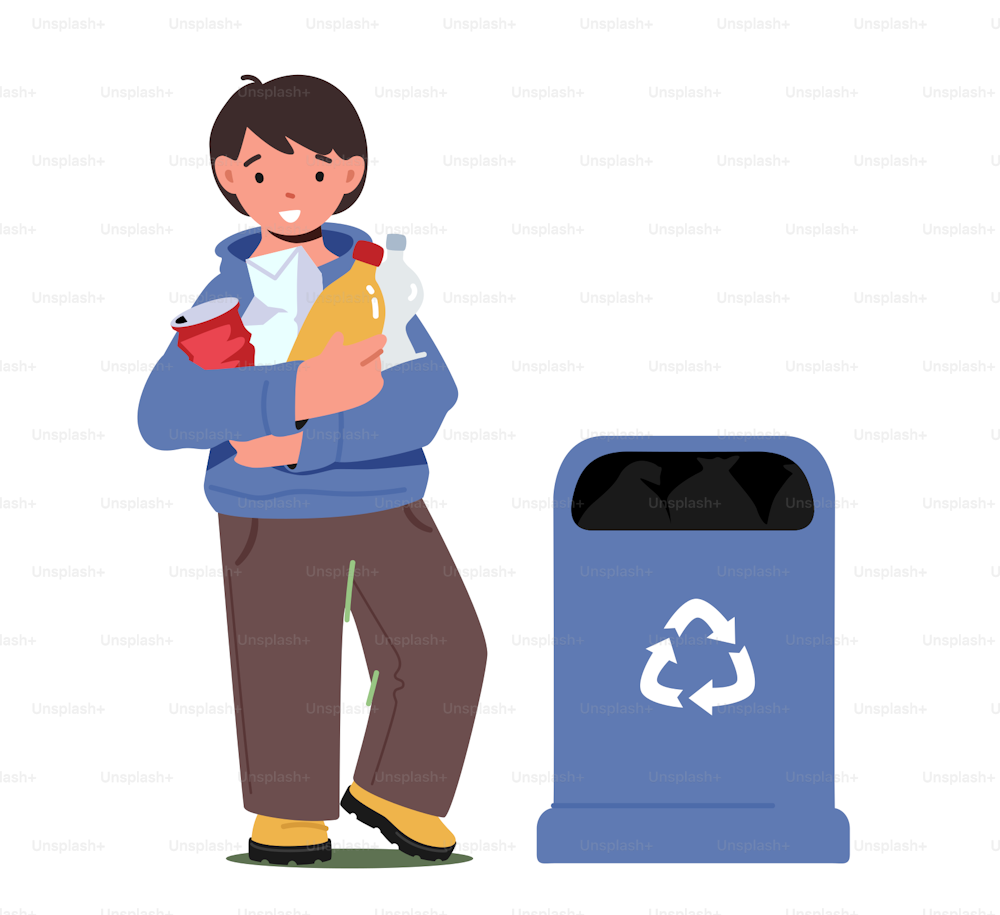 Little Boy raccoglie la spazzatura, tenendo in mano pacchi di plastica e bottiglie vicino al cestino dei rifiuti isolato su sfondo bianco. Pulizia ambientale del personaggio del ragazzo. Illustrazione vettoriale del fumetto, ClipArt