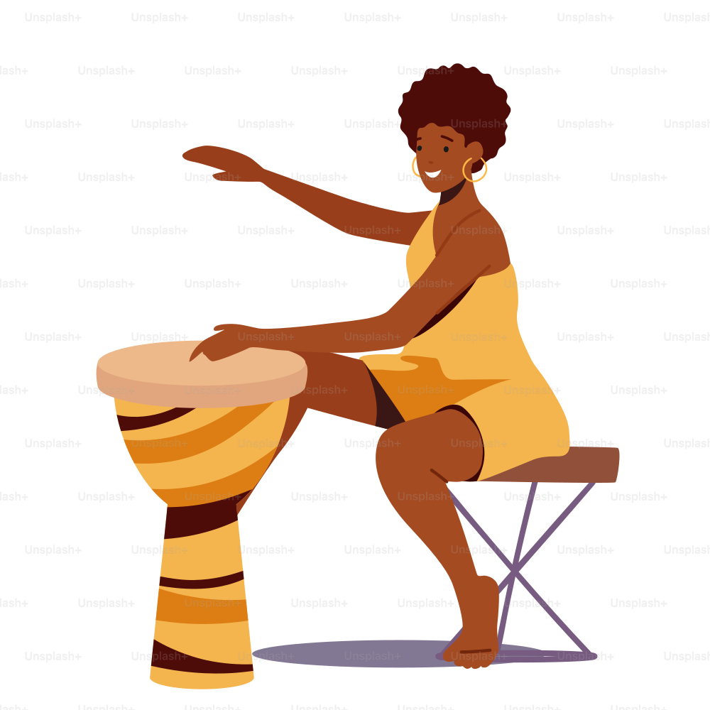 Afrikanische weibliche Figur, die Trommel spielt, isoliert auf weißem Hintergrund. Dunkelhäutige Frau im gelben Kleid führen Konzert, Stammeskultur und Kunst, Musikperformance auf. Cartoon Menschen Vektor Illustration