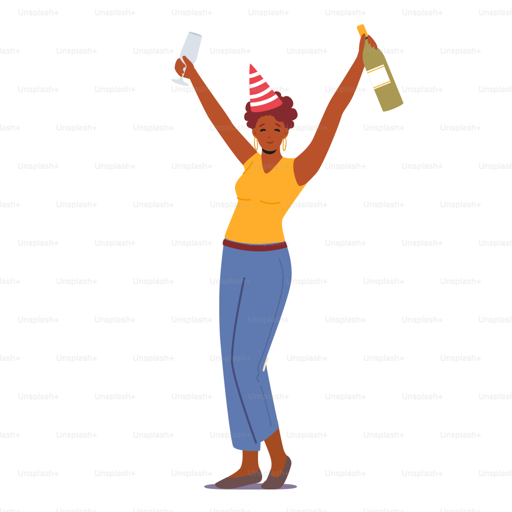 La giovane donna indossa un cappello divertente che tiene un bicchiere di vino con bottiglie di bevande e champagne, personaggio femminile che celebra la festa, beve alcolici alla festa di compleanno o all'evento festivo. Illustrazione vettoriale del fumetto