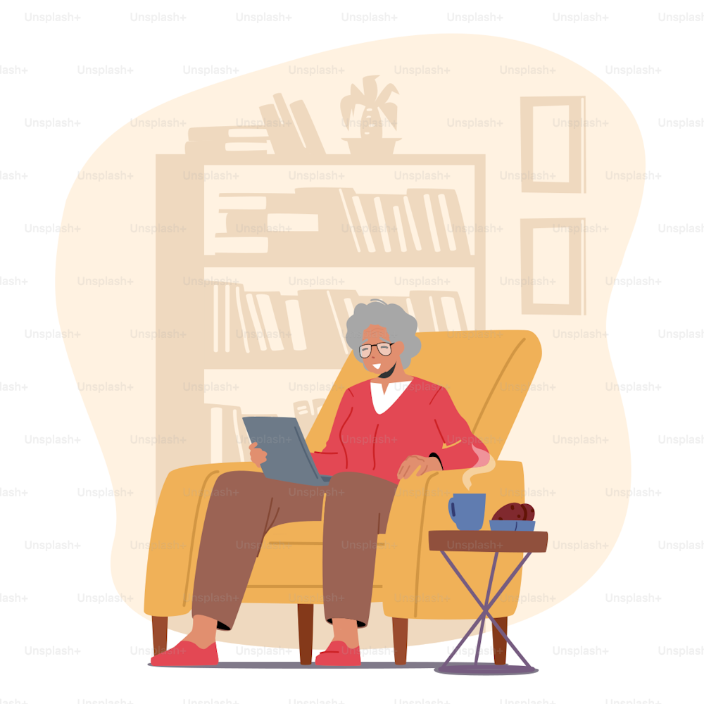 Personnage de femme âgée avec appareil. Happy Senior Lady avec des cheveux gris et des lunettes assise sur un canapé avec une tablette en regardant un film ou en communiquant sur un réseau de médias sociaux. Illustration vectorielle de bande dessinée