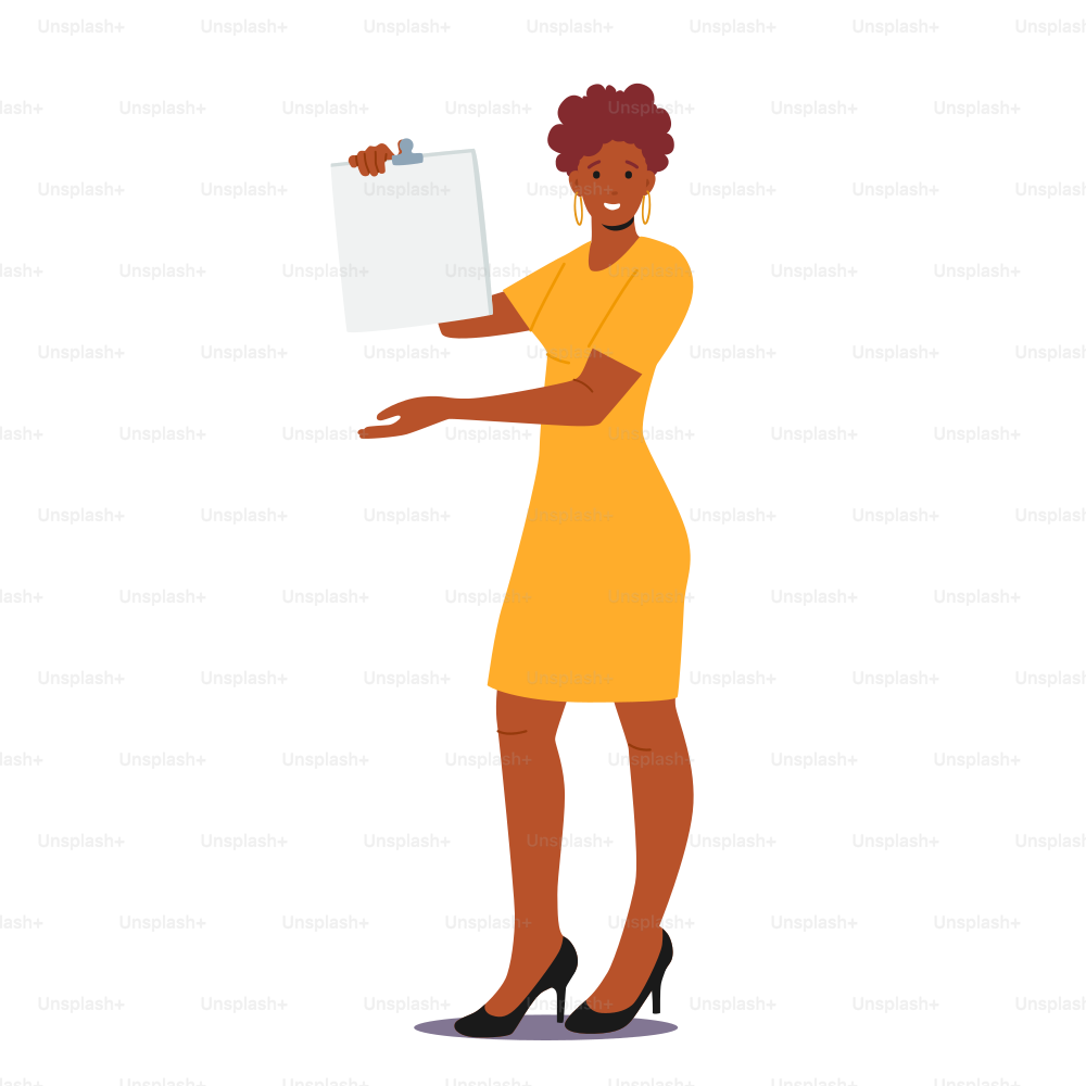 Personnage féminin présentant des informations. Une femme africaine souriante montre un presse-papiers blanc vide présent et pointant le sujet ou le texte isolé sur fond blanc blanc. Illustration vectorielle de personnes de dessins animés
