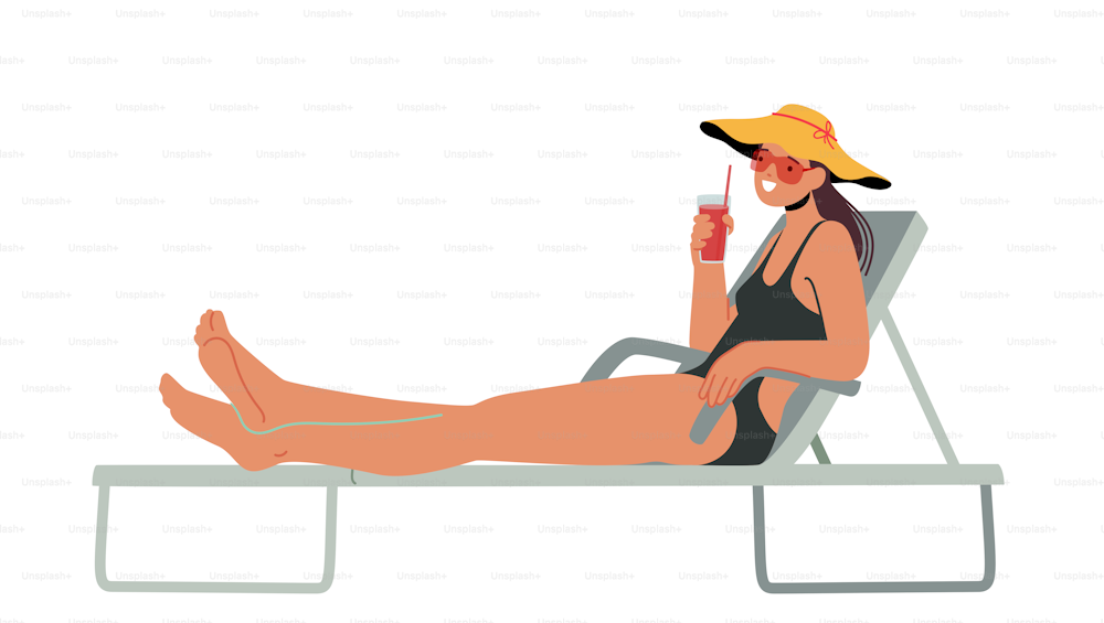 Frau im Bikini sitzt auf Liegestuhl am Pool oder am Strand und trinkt einen Cocktail. Weiblicher Charakter verbringt Zeit im Freien in einem exotischen Resort, ein Mädchen genießt die Freizeit und entspannt sich. Cartoon-Vektor-Illustration