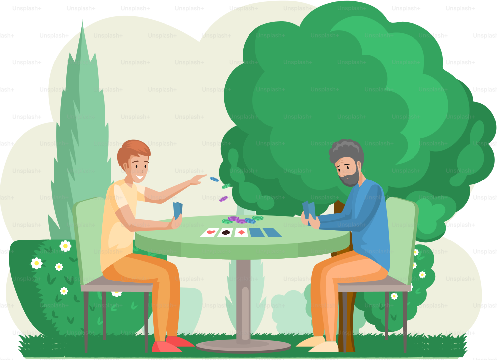 Feliz padre de familia e hijo o amigos sentados a la mesa y jugando al juego de cartas de mesa lógica de estrategia, pasan tiempo juntos en el jardín. Actividad divertida en familia. Animación al aire libre para adultos y niños