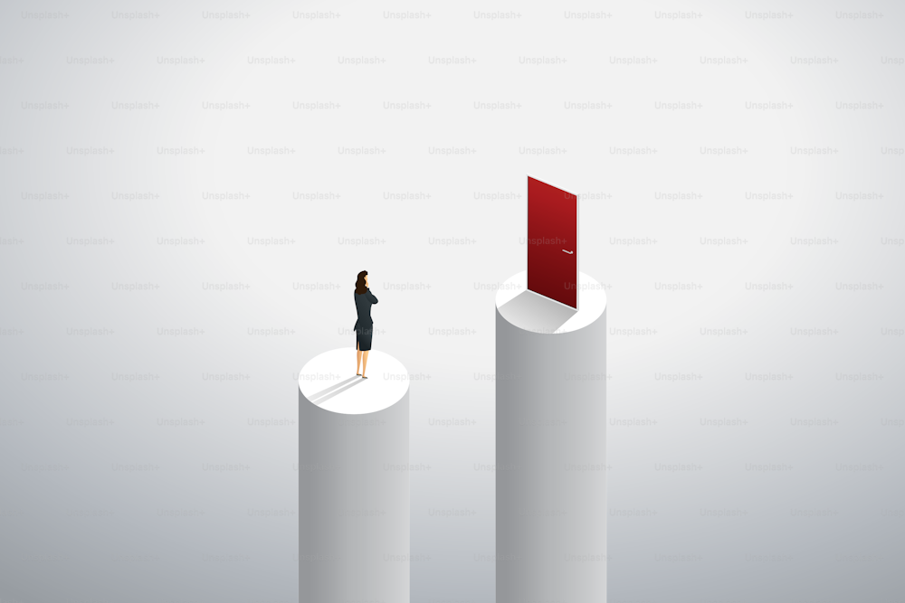 Mujer de negocios de pie pensando en una manera de ir a la puerta roja hacia el éxito de la meta. ilustración Vector