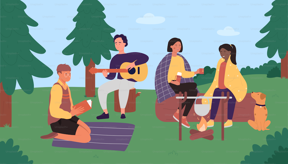 Menschen auf Picknick-Camp flache Vektor-Illustration. Cartoon-glückliche junge Freunde, die am Lagerfeuer sitzen, Essen kochen und Spaß miteinander verbringen, Picknick-Party-Abenteuer im Sommerwaldhintergrund