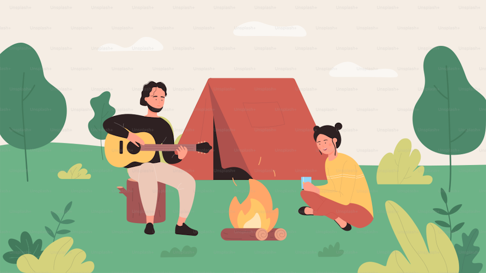 Illustrazione vettoriale dell'appartamento del campeggio turistico. Personaggi del campeggiatore felici dei cartoni animati seduti accanto al fuoco accanto alla tenda da campo, ragazzo che suona la chitarra musicale, la gente si gode il picnic nella natura. Sfondo del turismo estivo all'aperto
