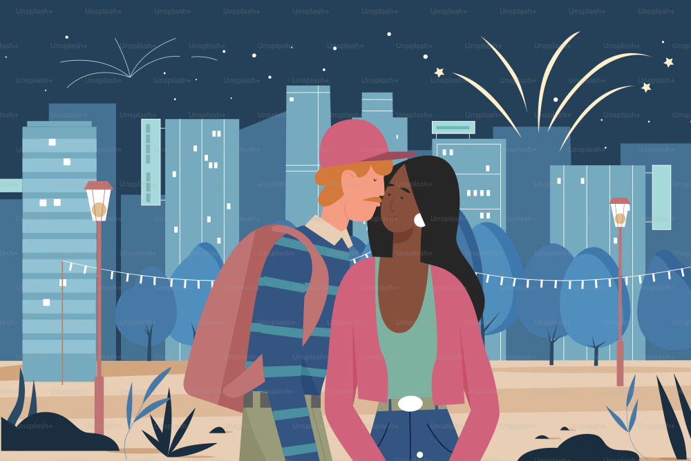 Le coppie camminano nell'illustrazione vettoriale della città notturna. Personaggi amanti dell'uomo della donna del fumetto che baciano, appuntano, godono del paesaggio urbano moderno con fuochi d'artificio e cielo stellato, passeggiata romantica e sfondo d'amore