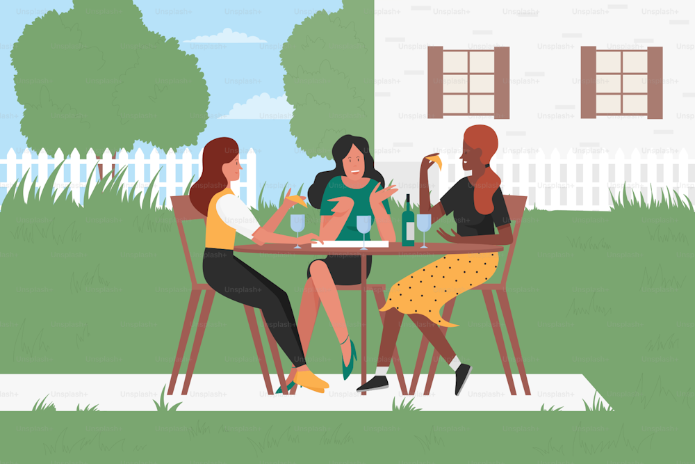 Le amiche bevono vino nel cortile estivo, illustrazione vettoriale dell'amicizia femminile. I personaggi vicini della donna del cartone animato si divertono alla festa di casa, seduti a tavola e bevendo vino dallo sfondo dei bicchieri