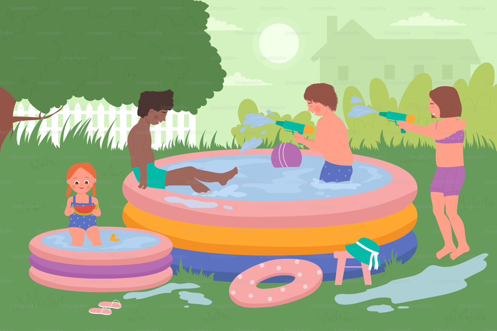 I bambini giocano insieme a un gioco divertente nell'illustrazione vettoriale della piscina del cortile estivo. Personaggi felici del bambino del ragazzino del fumetto che si siedono nella vasca gonfiabile, i bambini in costume da bagno nuotano nello sfondo della piscina d'acqua