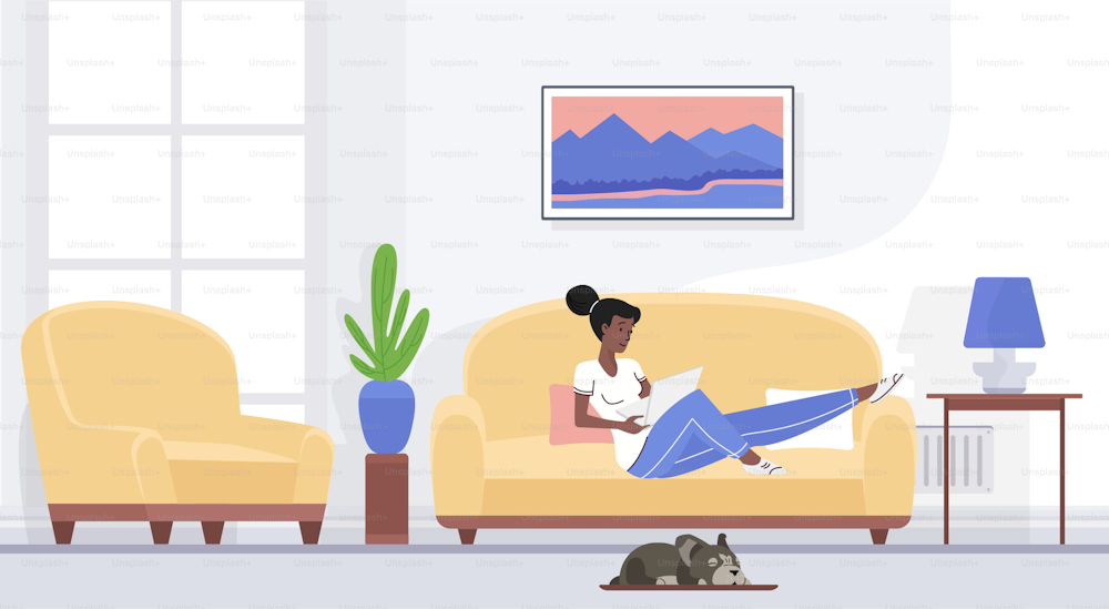 Descanso y relax de la mujer con el ordenador portátil acostada en el sofá en la ilustración vectorial interior de la sala de estar. Chica de dibujos animados despreocupada descansando en el sofá del fondo moderno y cómodo de un apartamento casero. Concepto de ocio