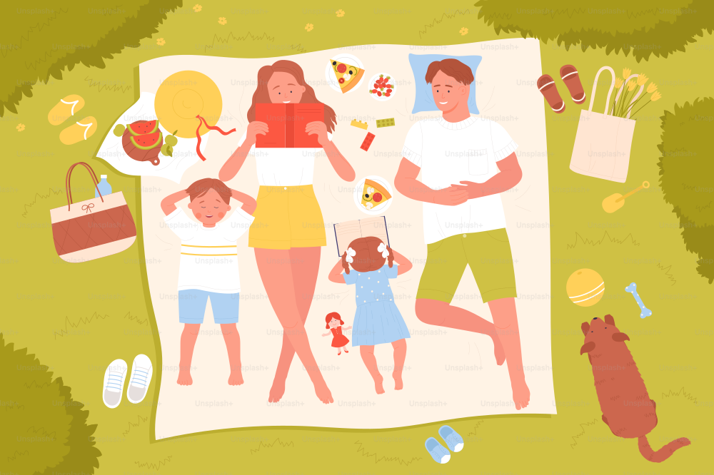 Pique-de fin de semaine en famille, illustration vectorielle vue de dessus. Parents de dessins animés et enfants allongés sur la pelouse d’été, femme mignonne et bébé fille lisent un livre en plein air, les gens mangent de la pizza et de la pastèque en arrière-plan