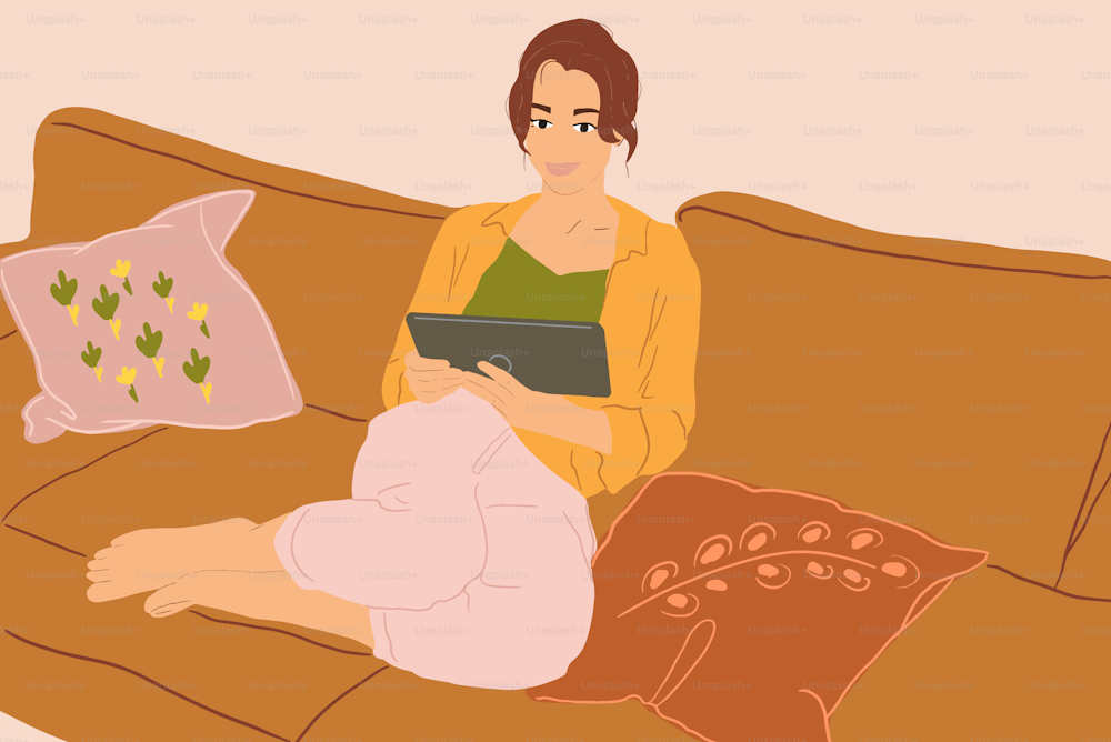 Mujer con una tableta digital en el sofá de casa. Ilustración vectorial colorida en estilo de dibujos animados planos