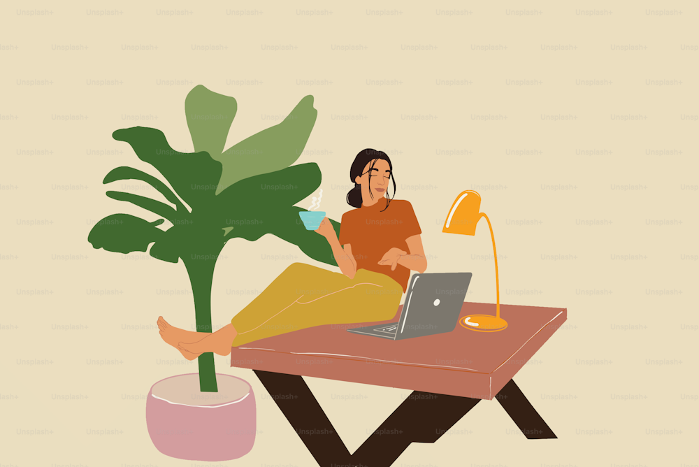 La mujer trabaja desde casa mientras chatea con un colega en línea y bebe café y plátano en el fondo. Ilustración vectorial en tonos pastel.