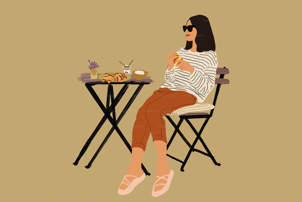 テーブルに座って昼食をとる脱ぎ着の女性。コーヒーと一緒にクロワッサンを食べる。フレンチスタイル。太陽の下で屋外で時間を過ごしてください。