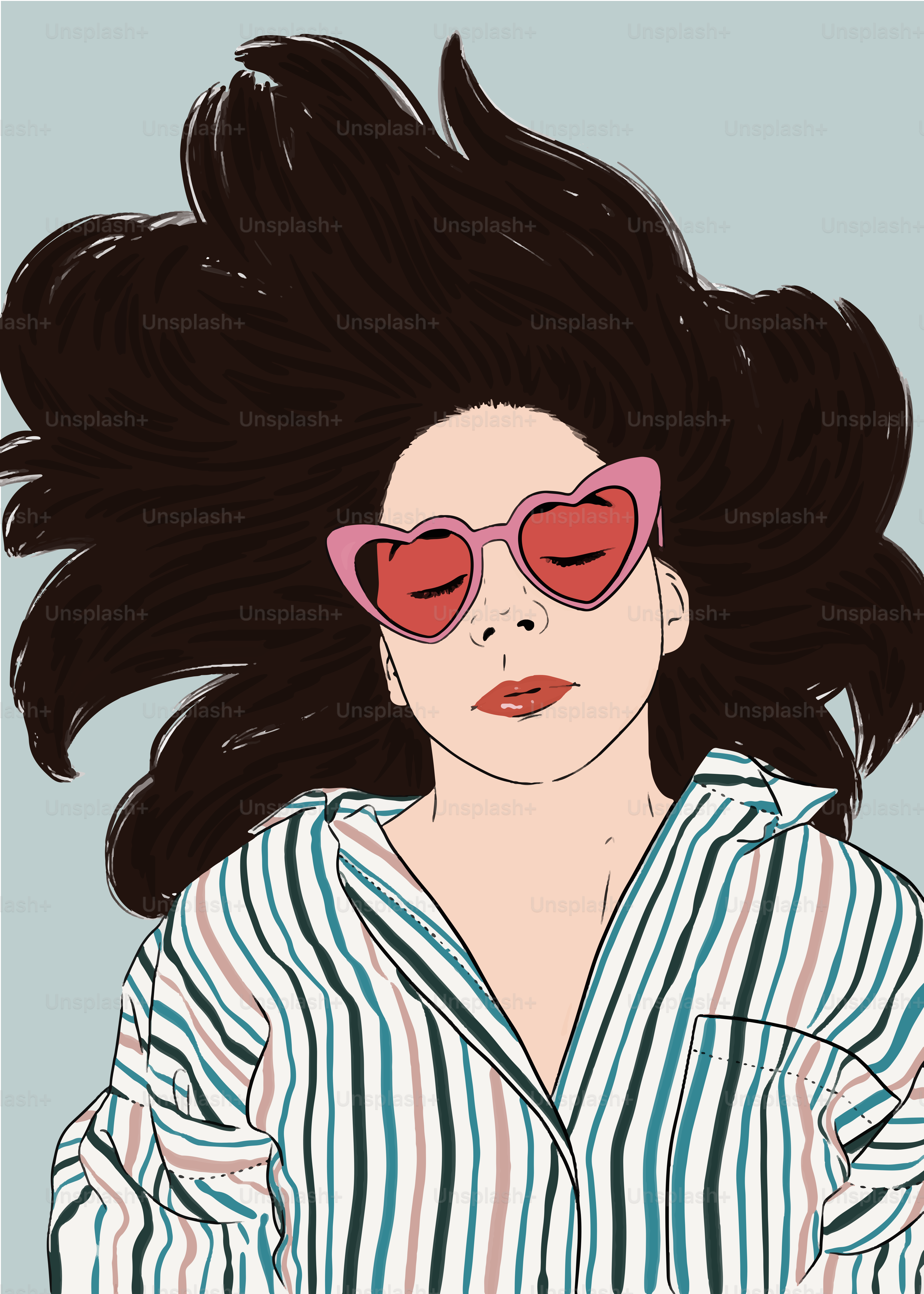 Mujer con gafas de sol en forma de corazón y camisa de rayas