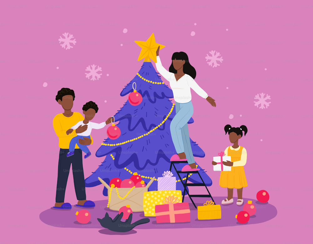 妻は階段に立って星を吊るし、息子はクリスマスツリーにおもちゃを吊るし、娘はプレゼントを詰めてクリスマスツリーの下に置きます。クリスマスのおもちゃで遊ぶ子猫。家族全員が休日を喜びます。アフリカ系アメリカ人の家族はクリスマスツリーを飾り、クリスマスと新年の準備をします。