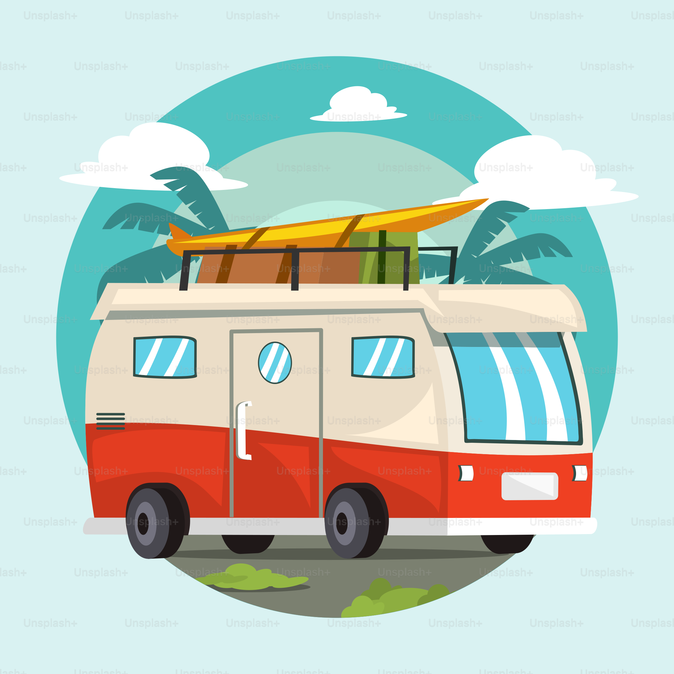 Una furgoneta camper con una tabla de surf encima