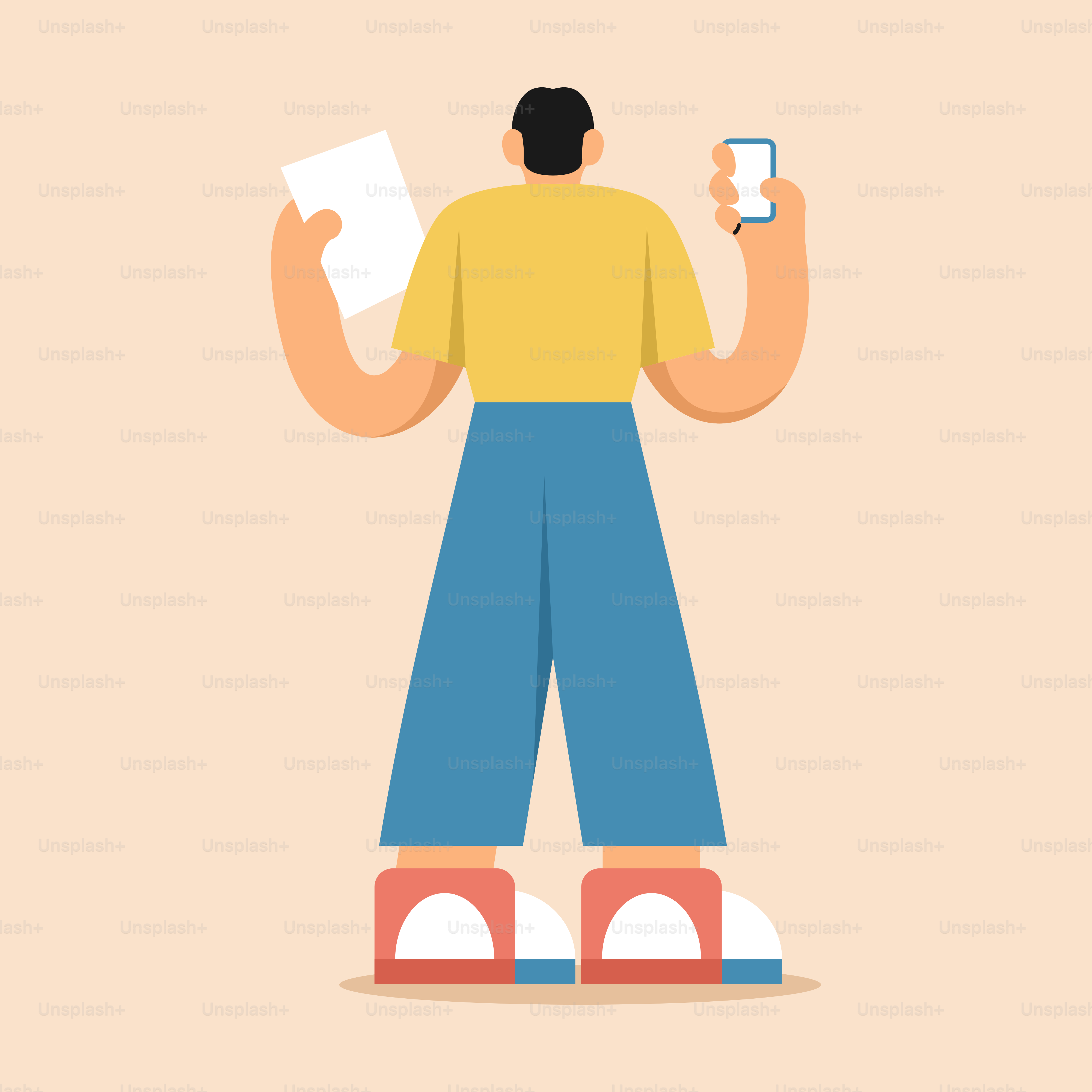 Un homme debout, dos à la caméra, tenant un papier et un téléphone portable