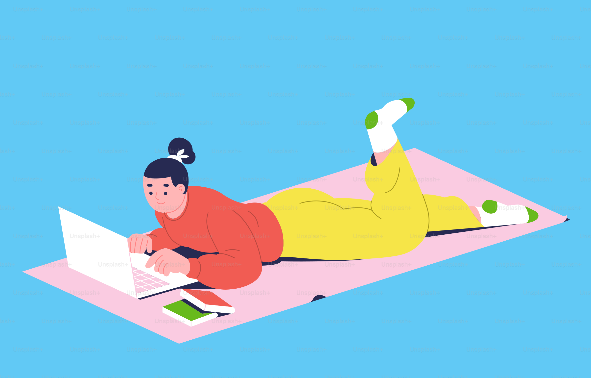 Una mujer tumbada en una alfombra usando un portátil