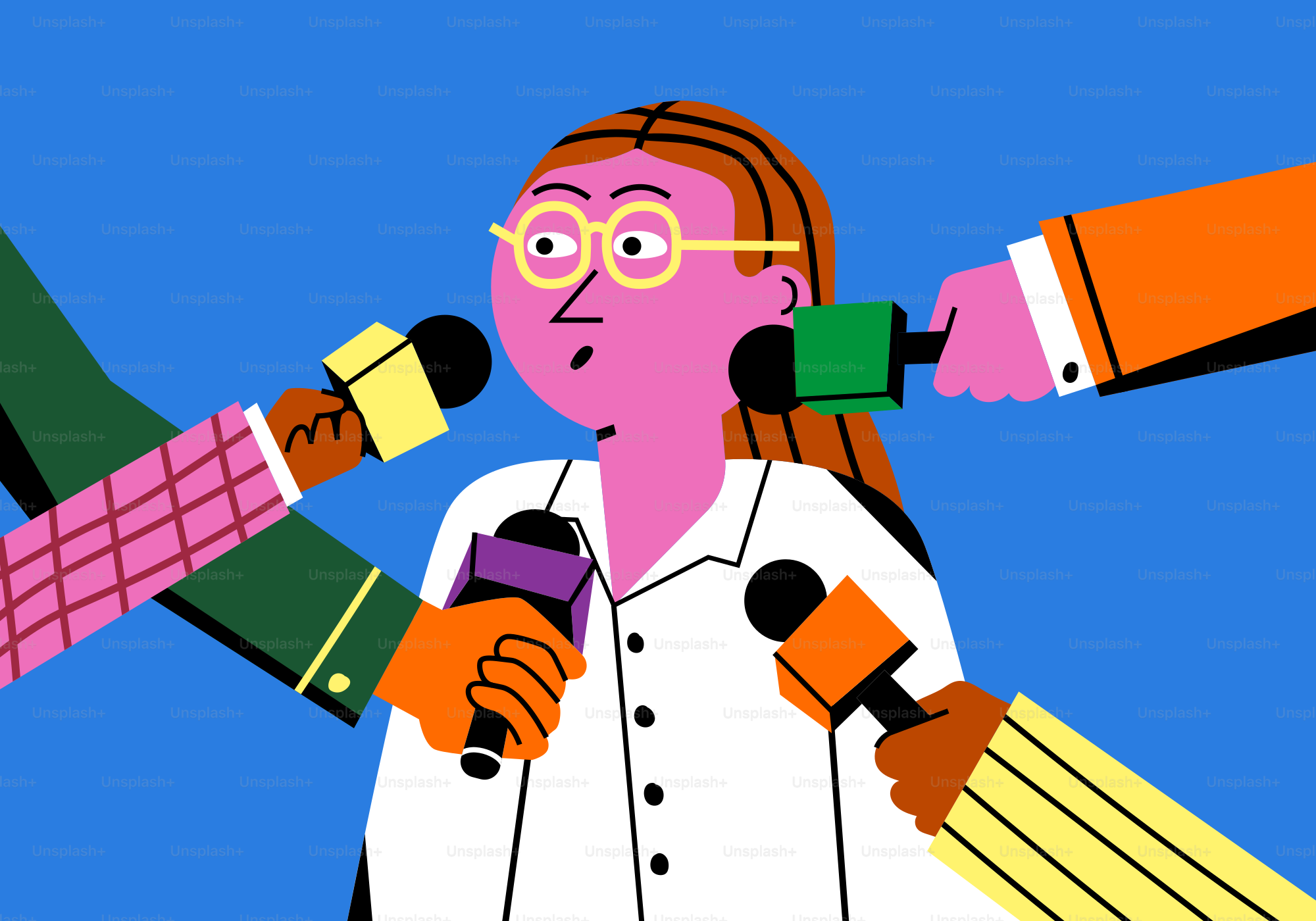 Eine Frau, die einen Haufen Bleistifte in den Händen hält