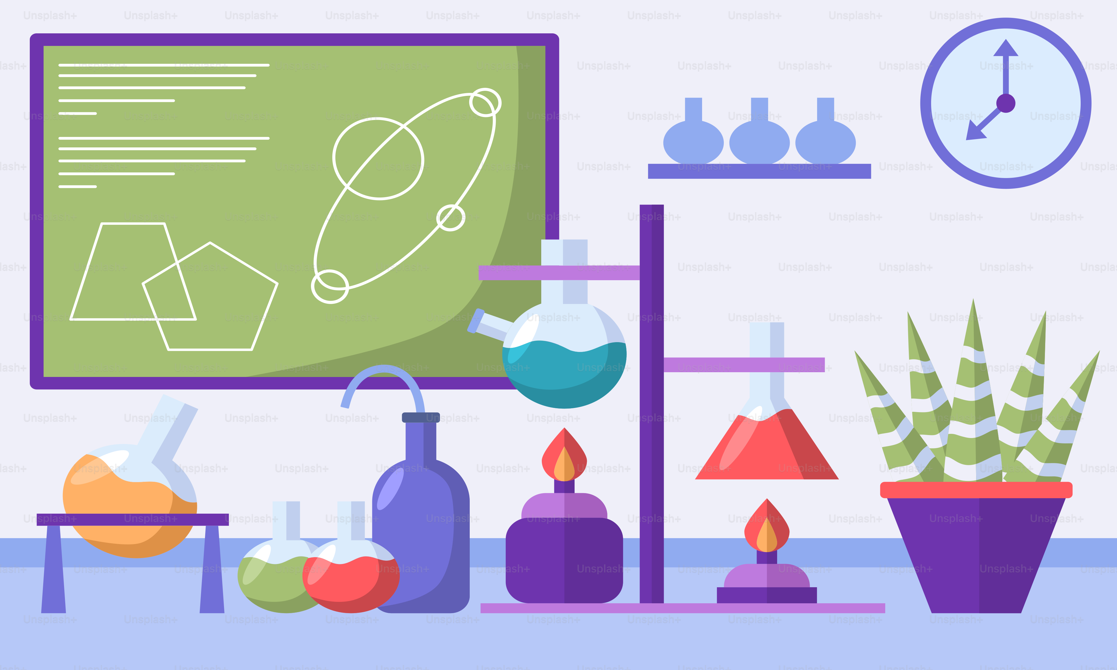 Ein Zimmer mit einer grünen Tafel und einer Uhr an der Wand