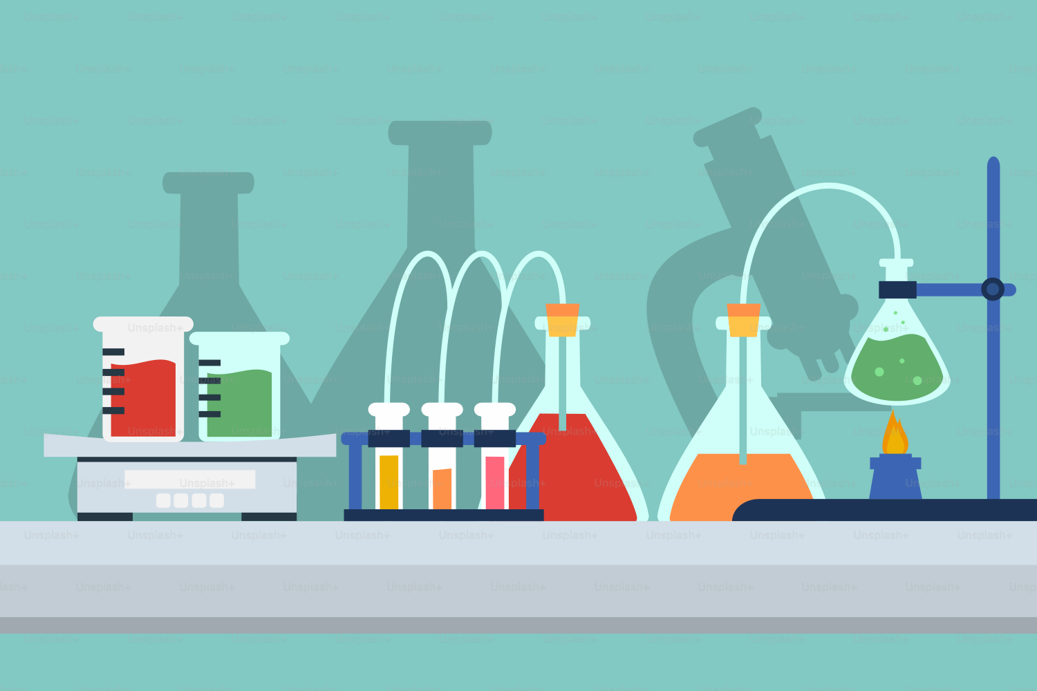 Un tavolo sormontato da fiaschette e fiasche piene di liquido