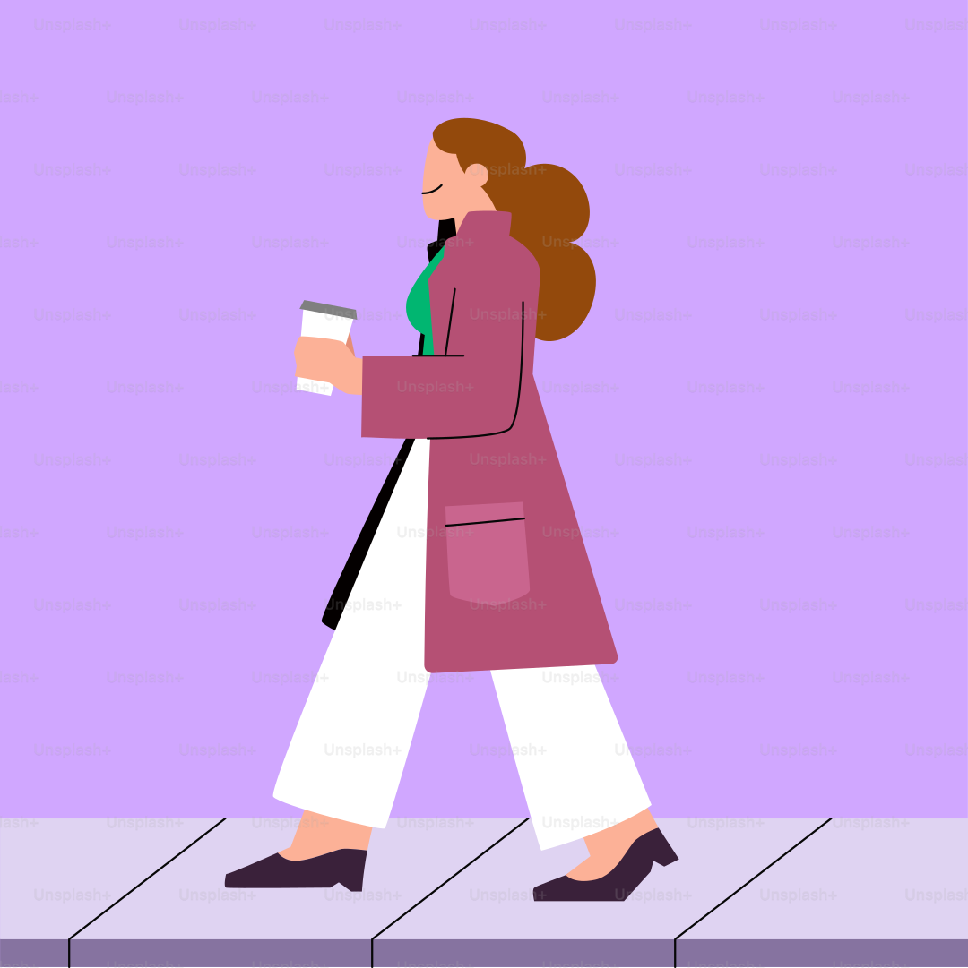 Eine Frau, die mit einem Buch in der Hand einen Bürgersteig entlanggeht