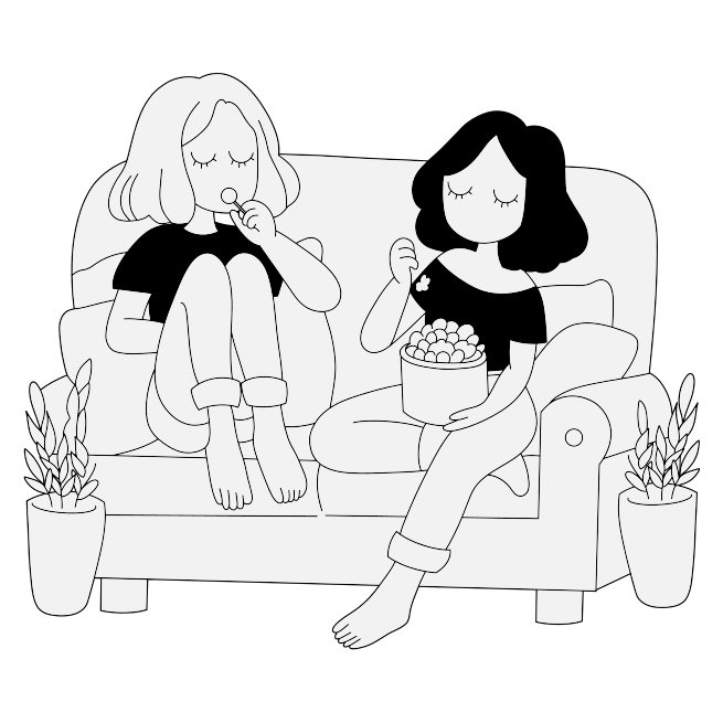 Deux femmes assises sur un canapé mangeant du pop-corn