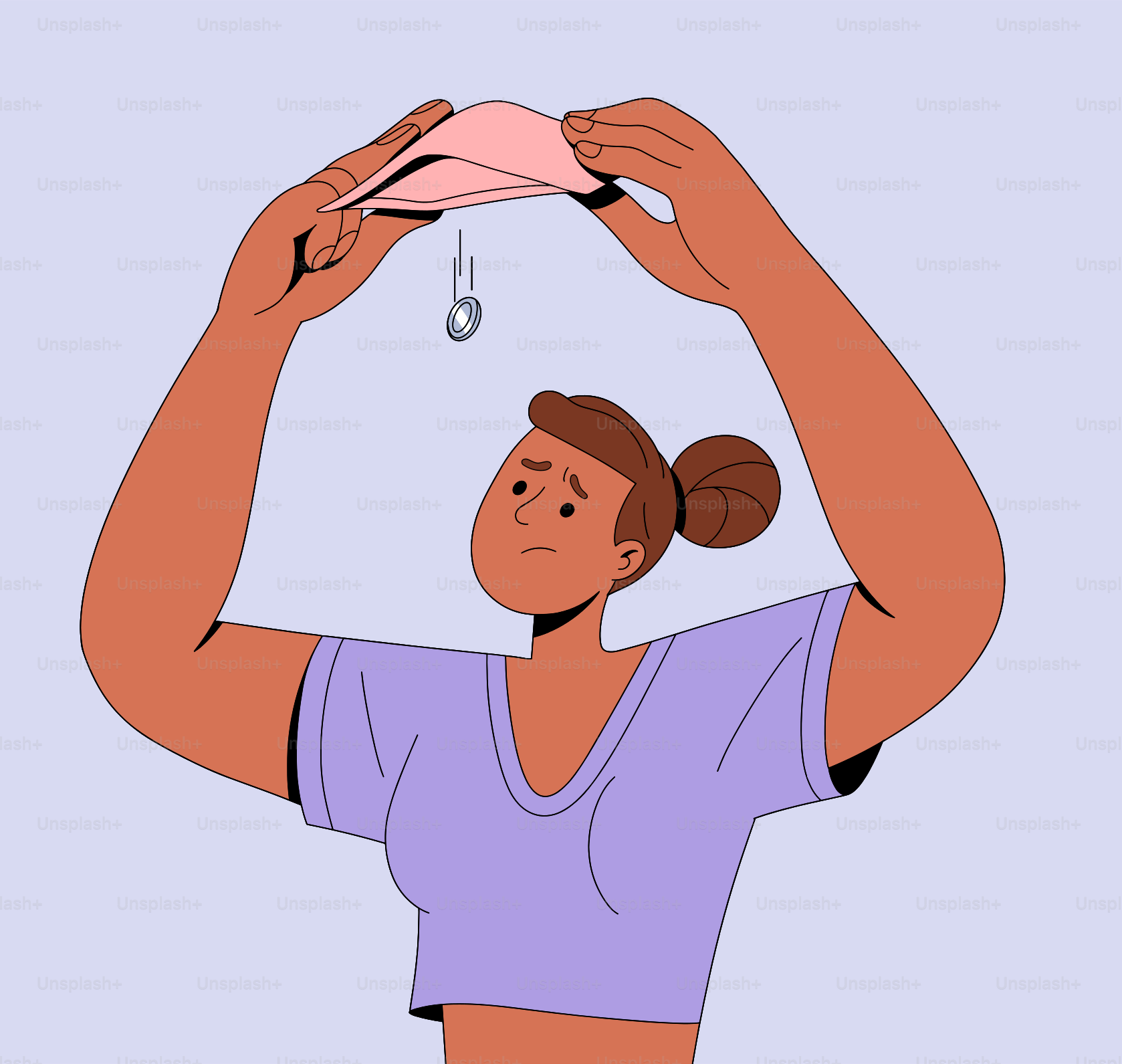 Una mujer sosteniendo una cometa rosa sobre su cabeza