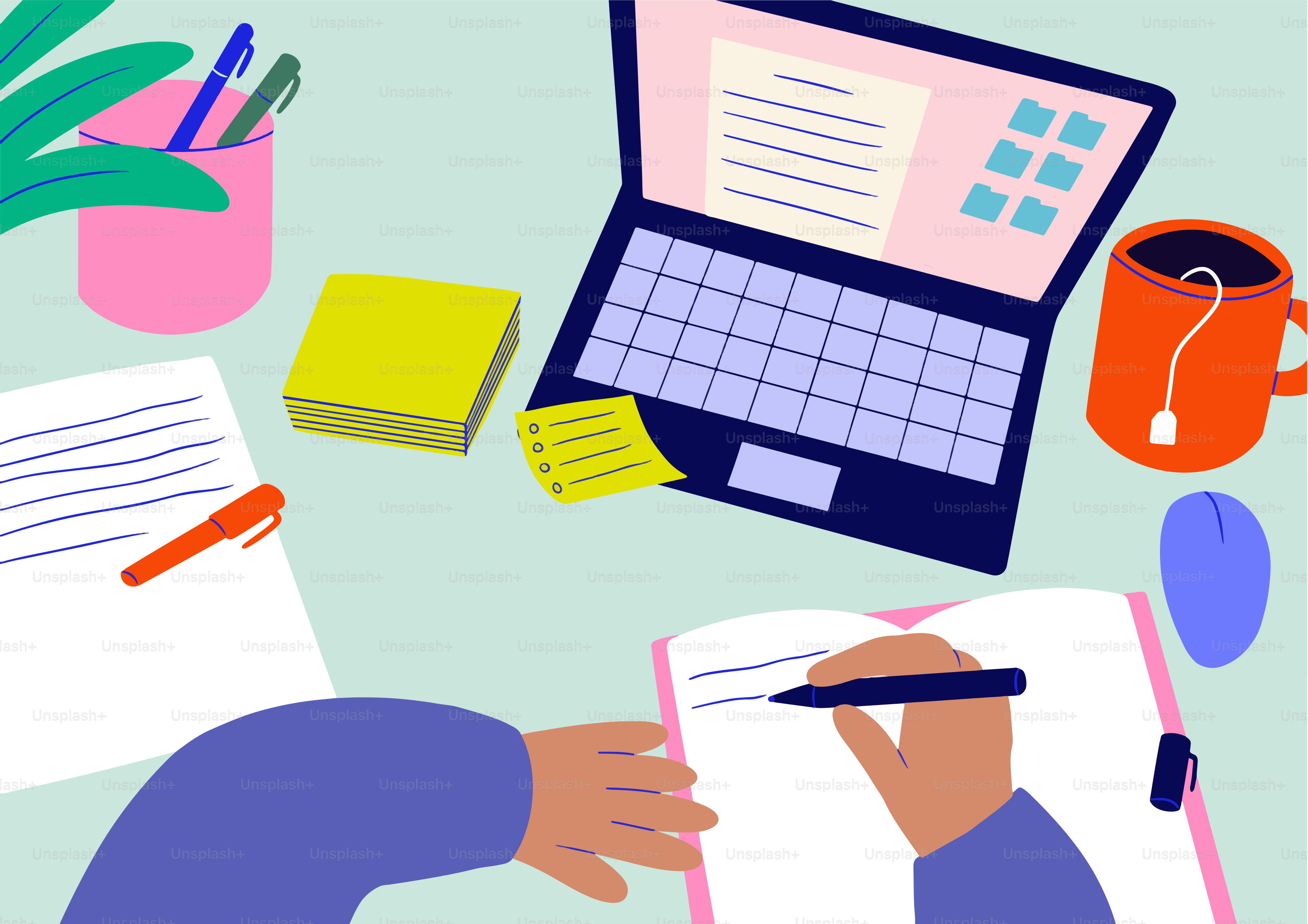 Una persona escribiendo en un papel junto a un portátil