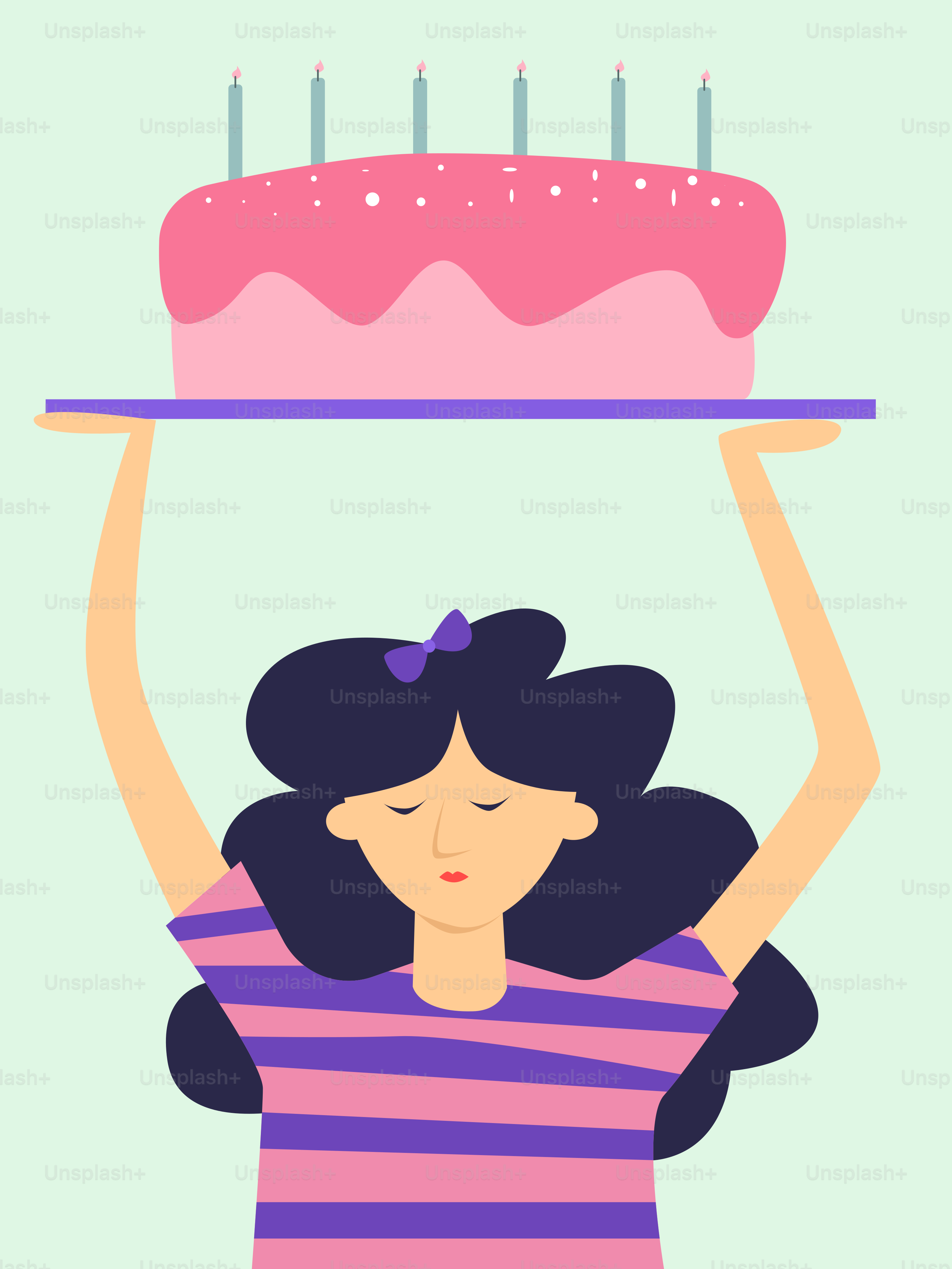 Une femme tenant un gâteau avec des bougies dessus