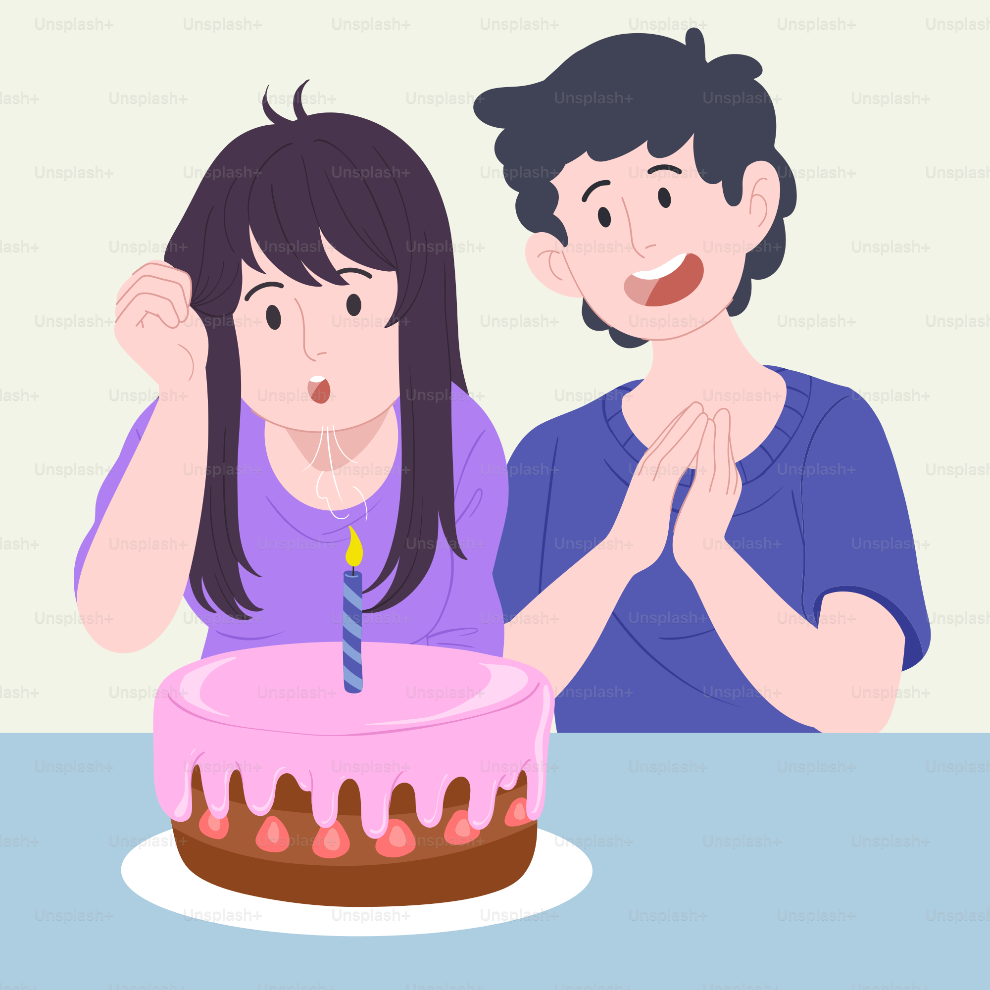 Un hombre y una mujer sentados frente a una tarta de cumpleaños