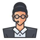 Une personne avec des lunettes et une cravate