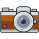 Una macchina fotografica marrone e bianca con obiettivo rosa