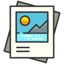 Una pila di foto con una montagna sullo sfondo