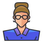 Eine Frau mit Brille und Dutt im Haar