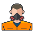 Ein Mann mit einer Gasmaske im Gesicht