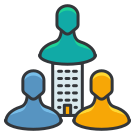 Un gruppo di persone davanti a un edificio alto