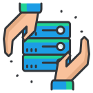 Dos manos sostienen una pila de archivos