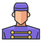 Un homme en uniforme violet avec des boutons dorés