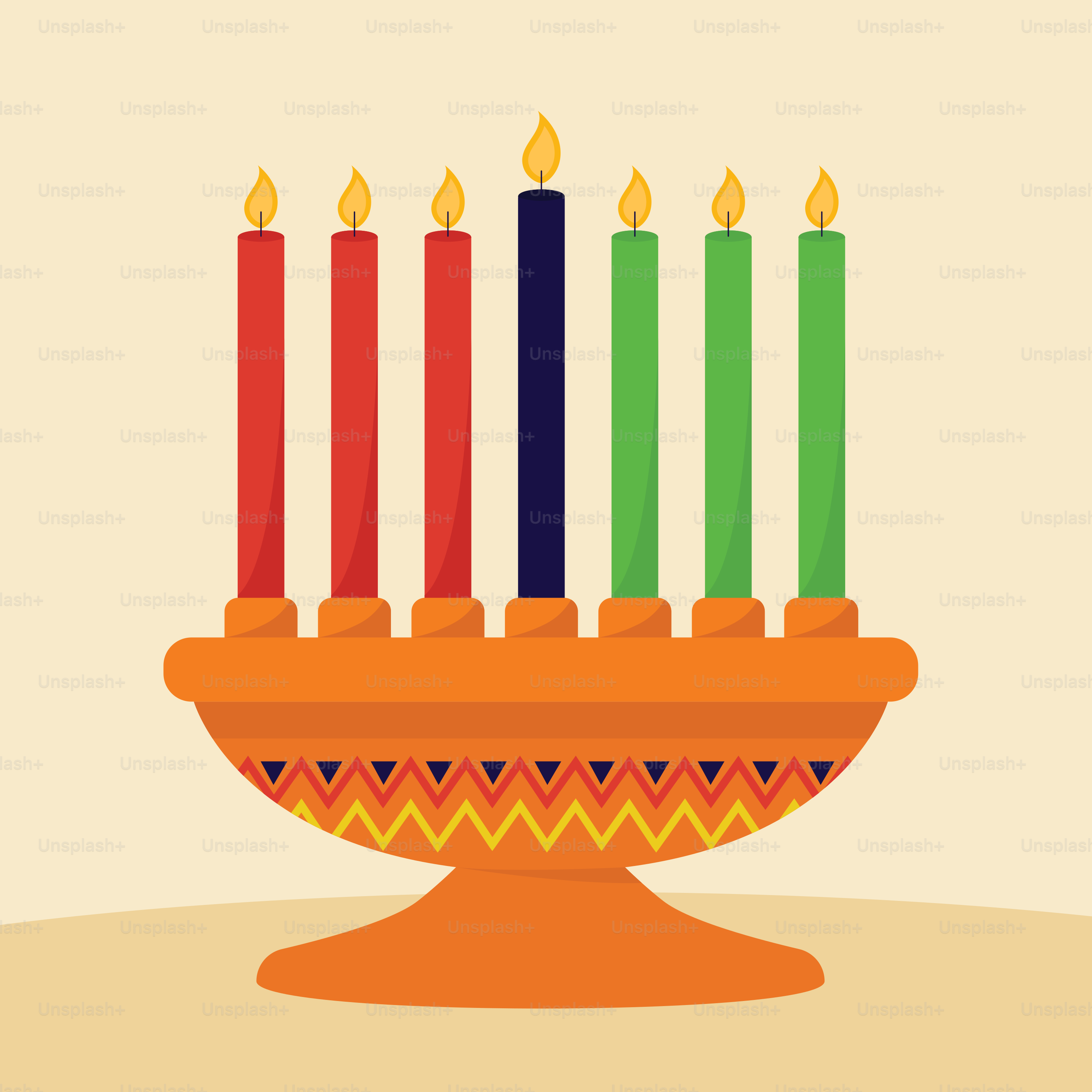 Eine brennende Menora mit fünf Kerzen darauf