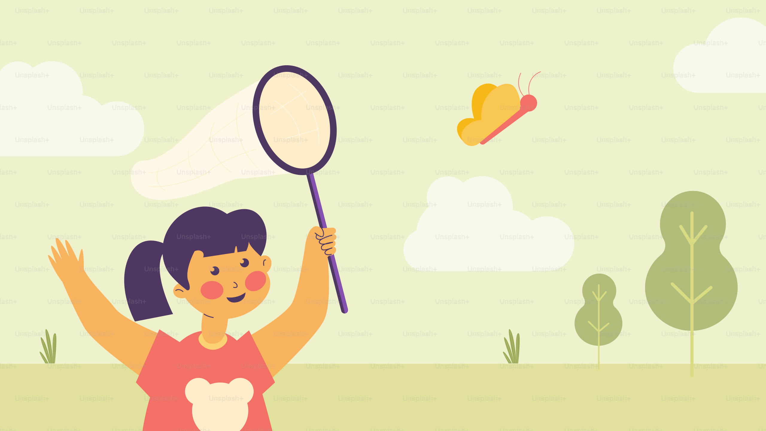 Seorang wanita memegang raket tenis di atas lapangan hijau