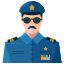 Um homem em um uniforme com óculos escuros e um bigode
