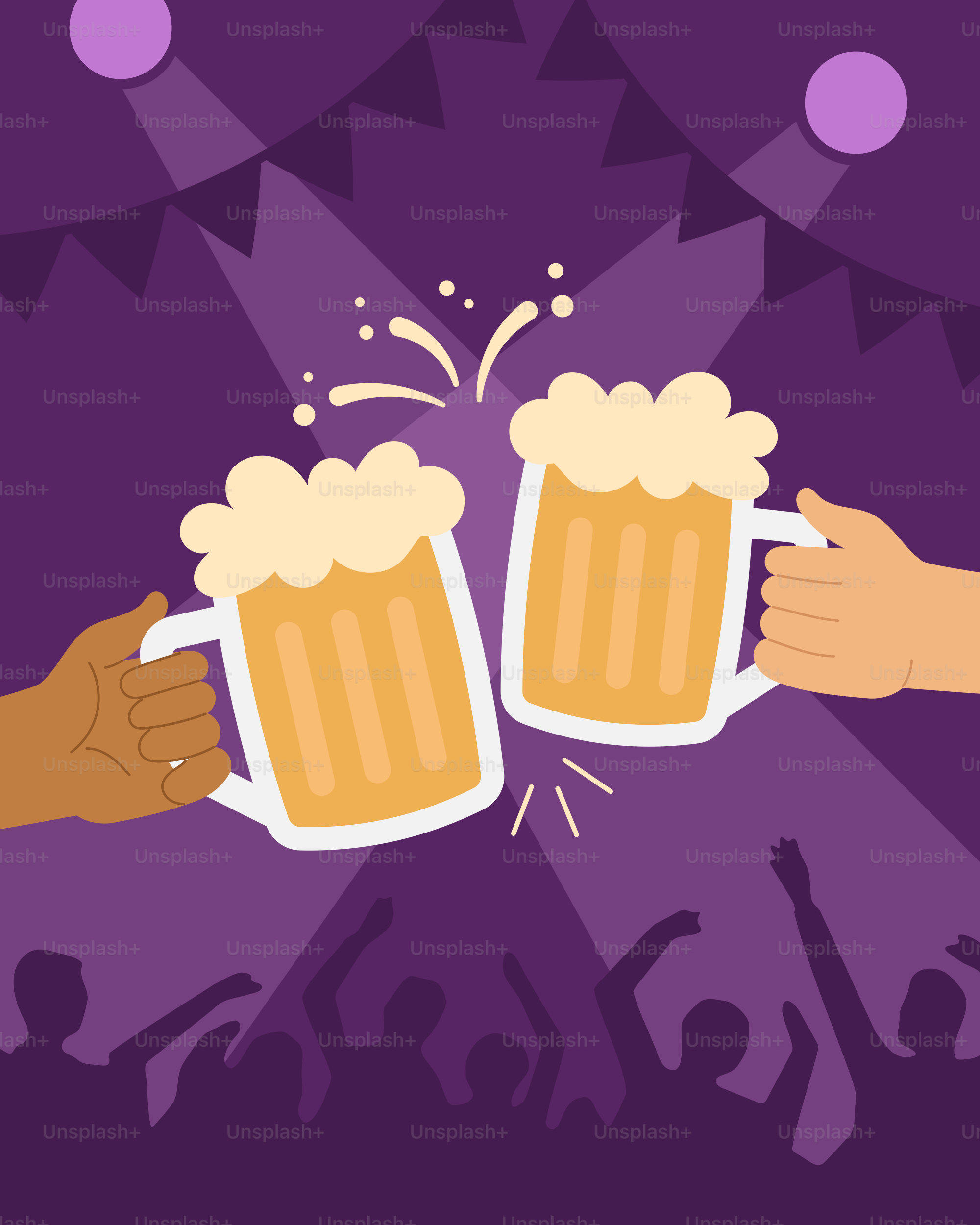 Ein paar Leute halten Bierkrüge in der Hand