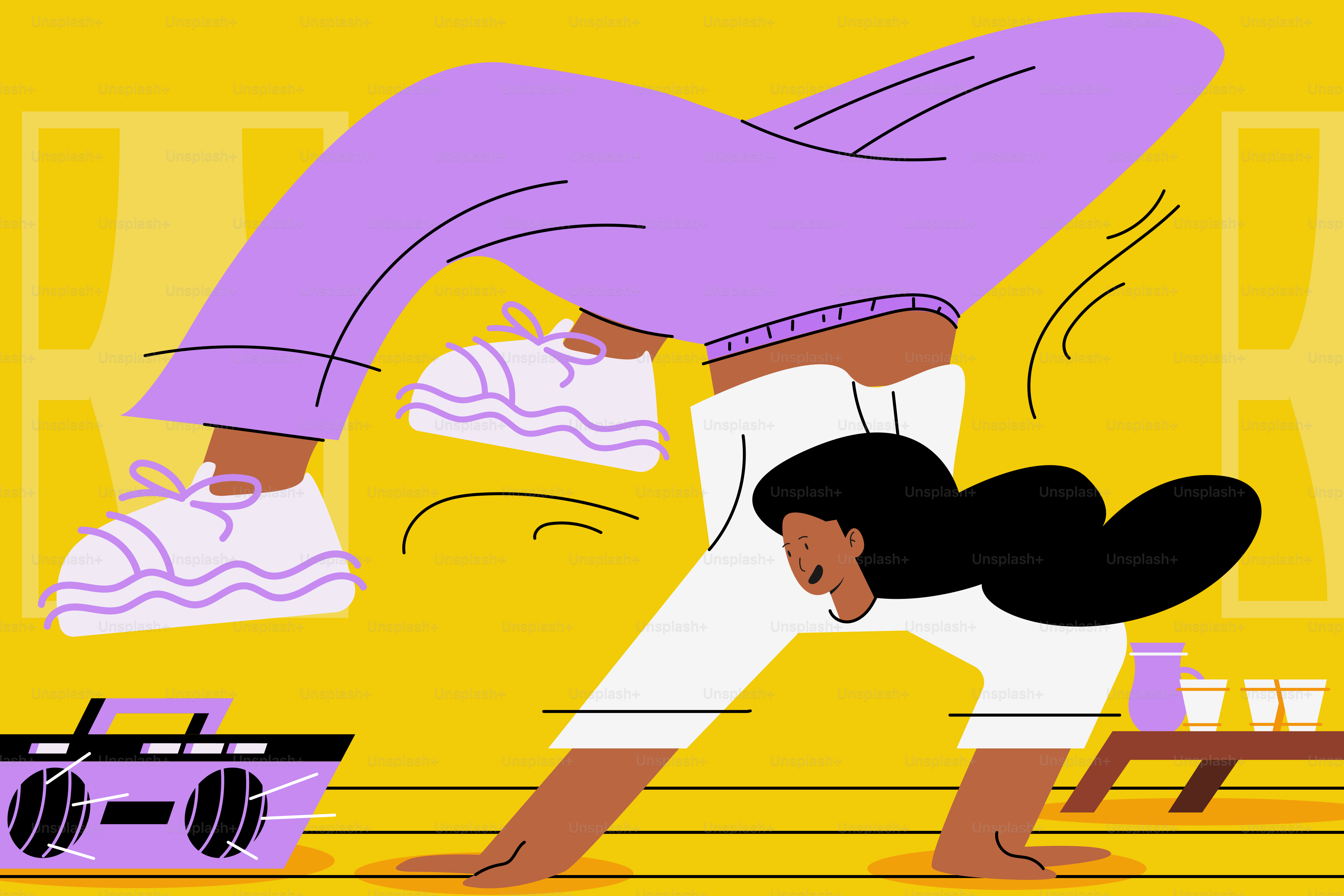 Une femme fait le poirier sur un banc